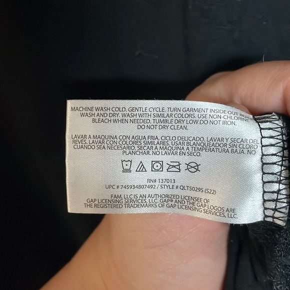 GAP size XXL Black V-neck Lightweight Short Sleeve Soft and Stretchy T-shirt - Picture 5 of 7